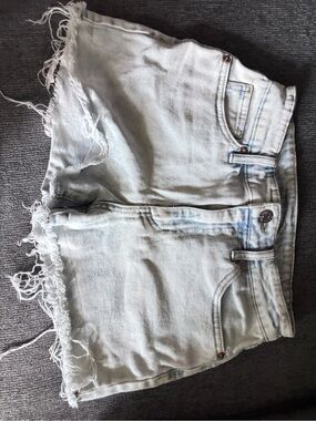 Light Wash Frayed Hem Denim Shorts